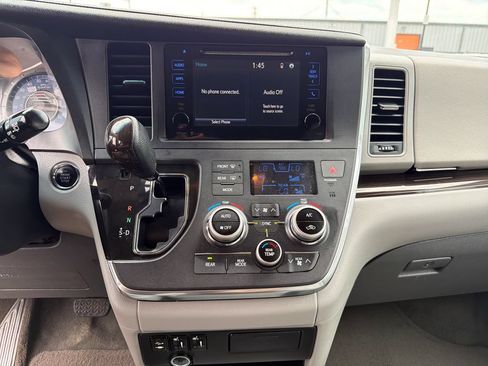 Used 2015 Toyota Sienna XLE FWD image 18