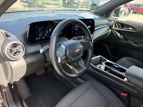 Used 2025 Chevrolet Equinox LT AWD/4WD image 11