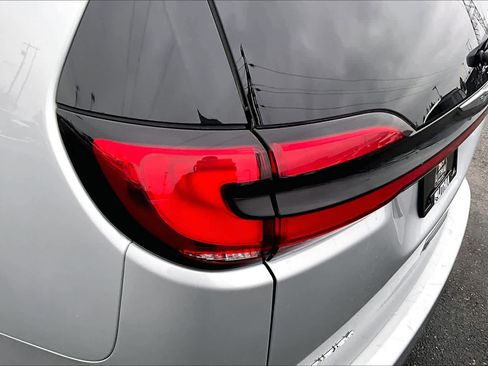 Used 2024 Chrysler Pacifica Select image 32