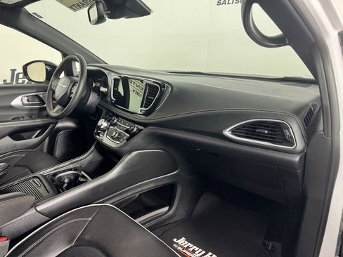 Used 2025 Chrysler Pacifica Limited image 46