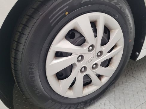 Used 2017 Hyundai Elantra SE image 31