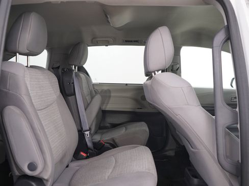 Used 2022 Toyota Sienna LE FWD image 12