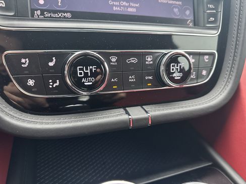 Used 2020 Bentley Bentayga image 18