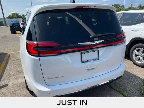 Used 2024 Chrysler Pacifica Touring-L FWD image 13