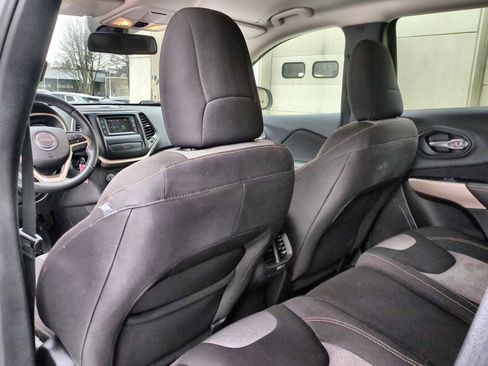 Used 2018 Jeep Cherokee Latitude w/ Cold Weather Group image 18