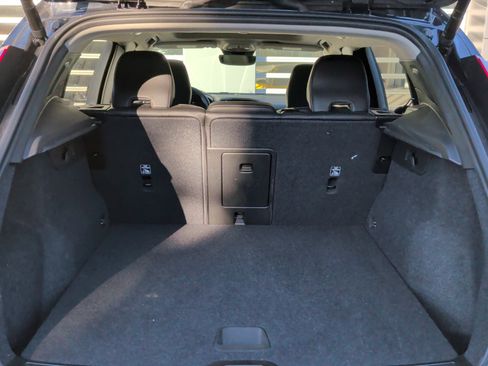 Used 2025 Volvo XC40 B5 Core image 32