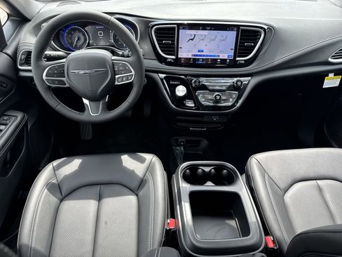 New 2026 Chrysler Pacifica Select image 13