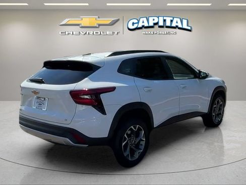 Used 2025 Chevrolet Trax LT FWD image 7