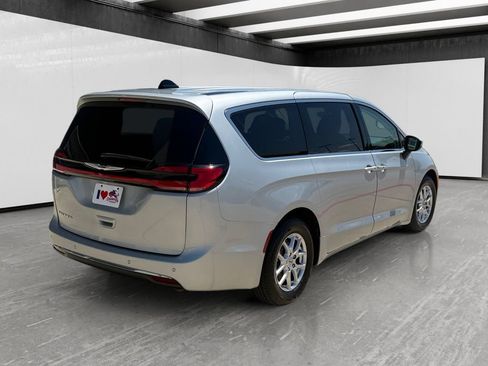 Used 2023 Chrysler Pacifica Touring-L FWD image 5