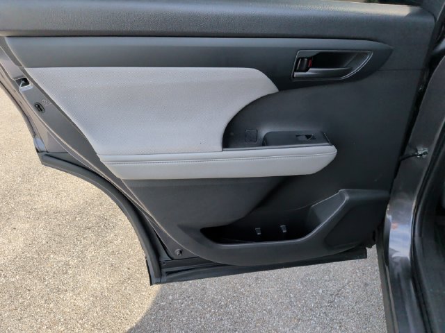 Used 2022 Toyota Highlander LE FWD image 25