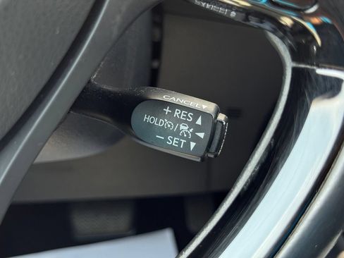 Used 2021 Toyota C-HR XLE FWD image 27