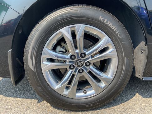 Used 2023 Toyota Sienna Platinum AWD/4WD image 14