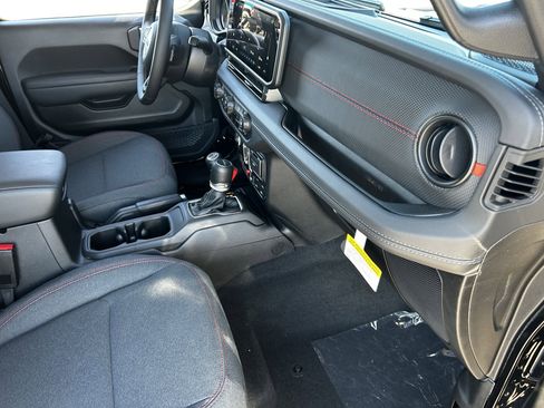 New 2025 Jeep Gladiator Rubicon w/ Convenience Group image 9