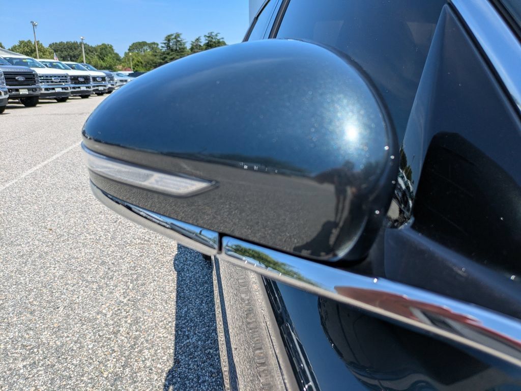 Used 2023 Genesis G70 2.0T AWD/4WD image 12
