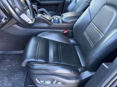 Used 2020 Porsche Cayenne image 32