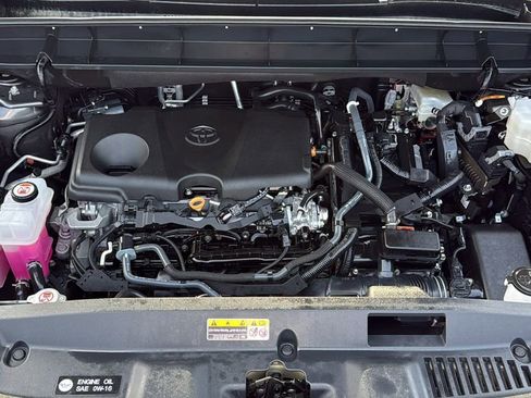 Used 2024 Toyota Highlander LE FWD image 35