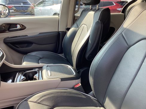 Used 2024 Chrysler Pacifica Limited FWD image 12