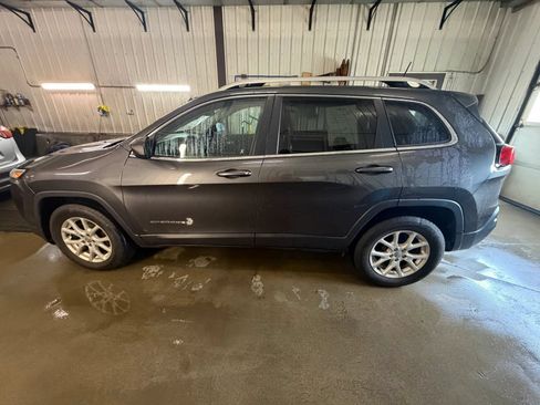 Used 2017 Jeep Cherokee Latitude w/ True North Edition AWD/4WD image 3