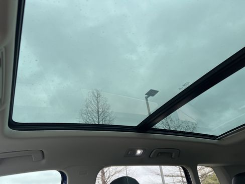 Used 2022 Volkswagen Taos SE w/ Panoramic Sunroof Package image 26