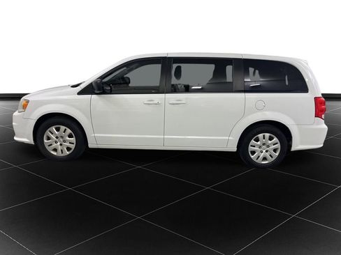 Used 2018 Dodge Grand Caravan SE FWD image 2