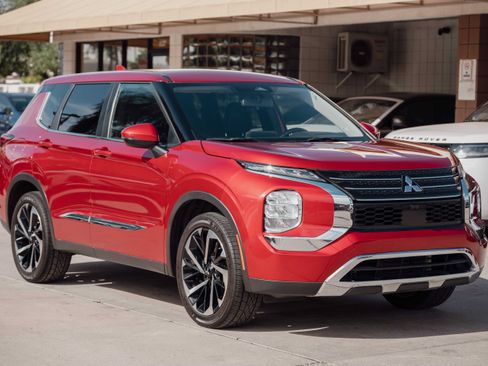 Used 2022 Mitsubishi Outlander ES FWD image 3