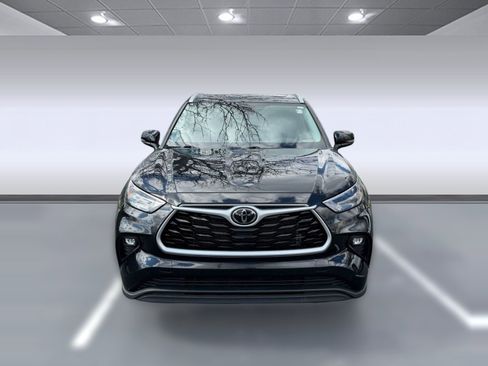 Used 2023 Toyota Highlander XLE image 4