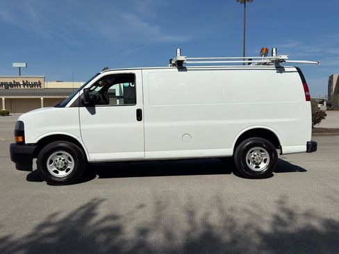 Used 2018 Chevrolet Express 2500 RWD image 2