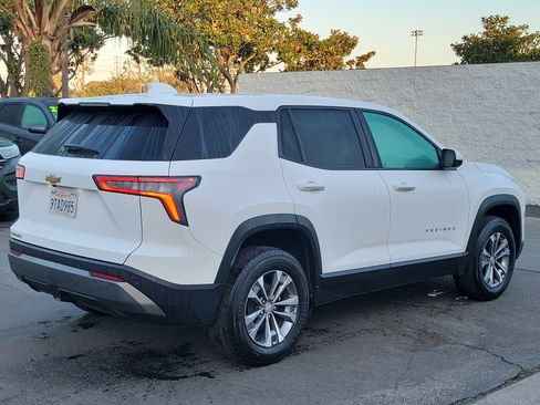 Used 2025 Chevrolet Equinox LT image 2