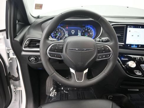 Used 2025 Chrysler Pacifica Select FWD image 31