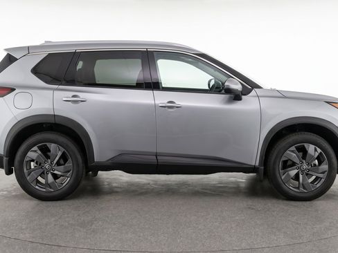 Used 2025 Nissan Rogue SV AWD/4WD image 11