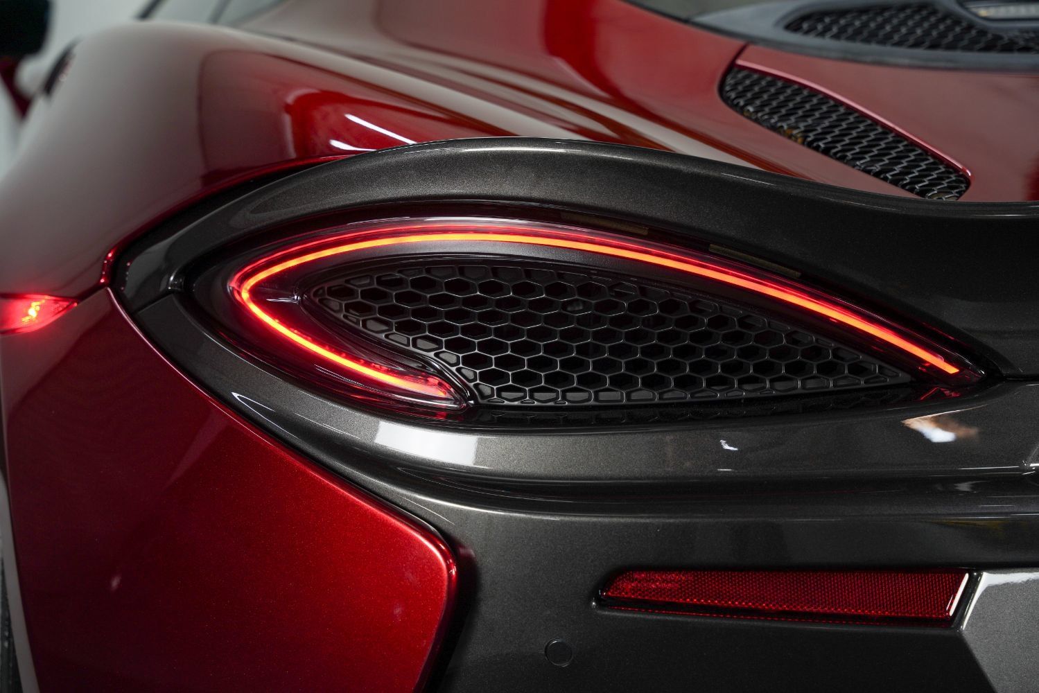 Used 2017 McLaren 570S RWD image 19