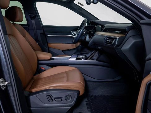 Used 2022 Audi e-tron Premium Plus image 8