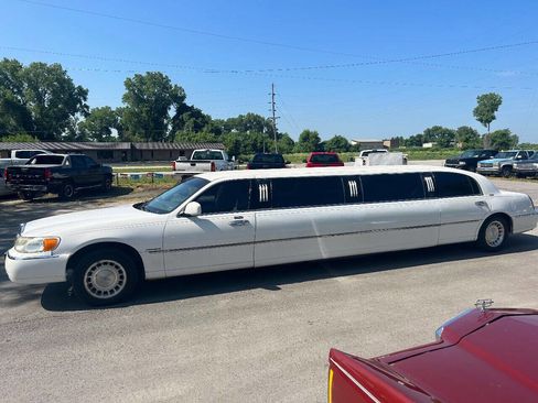 Used 1999 Lincoln Town Car Executive image 8