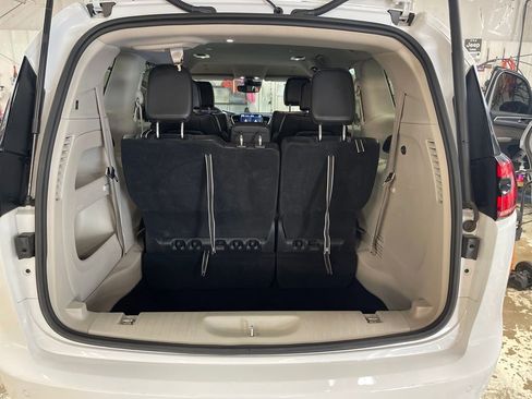 Used 2023 Chrysler Pacifica Touring-L FWD image 27