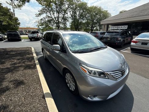Used 2015 Toyota Sienna Limited Premium w/ Advanced Technology Package FWD image 8