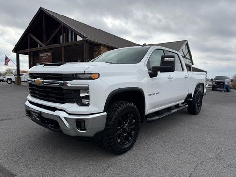 Used 2024 Chevrolet Silverado 2500 LT w/ Convenience Package image 2