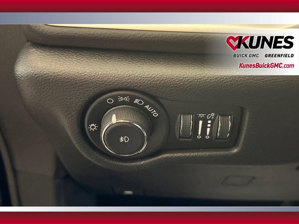 Used 2025 Chrysler Pacifica Select FWD image 19
