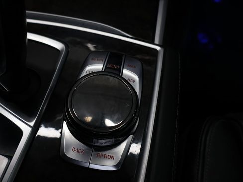 Used 2017 BMW 750i image 24