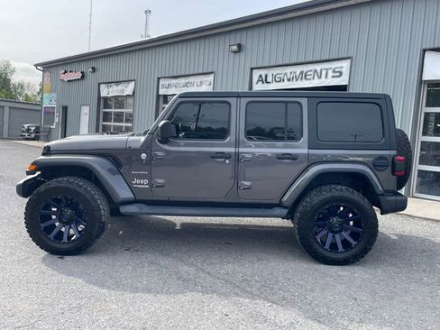 Used 2018 Jeep Wrangler Unlimited Sahara AWD/4WD image 4
