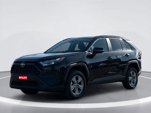 Used 2025 Toyota RAV4 XLE AWD/4WD image 2