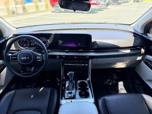 Used 2023 Kia Carnival EX FWD image 14