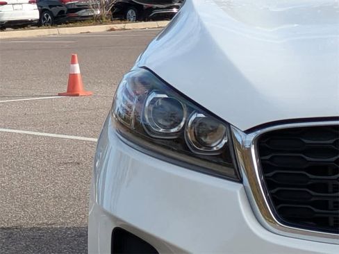 Used 2019 Kia Sorento LX w/ LX Convenience Package image 9