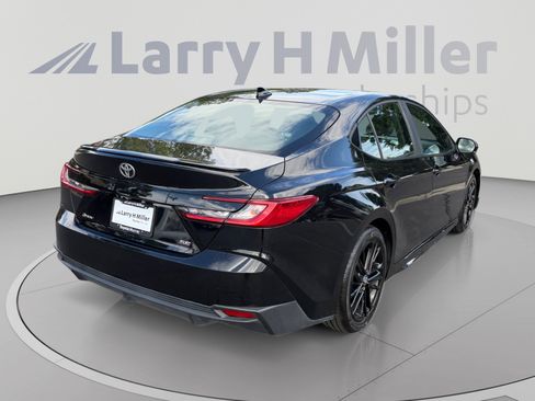 Used 2025 Toyota Camry SE FWD image 5
