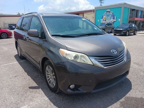 Used 2016 Toyota Sienna XLE FWD image 3