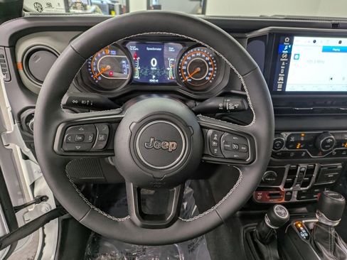 Used 2025 Jeep Gladiator Mojave AWD/4WD image 21