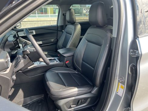 Used 2024 Ford Explorer XLT w/ Equipment Group 202A image 10