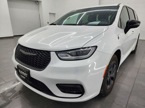 Used 2024 Chrysler Pacifica Limited image 6