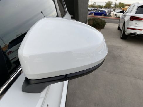 Used 2022 Volkswagen Taos SE w/ Panoramic Sunroof Package image 10