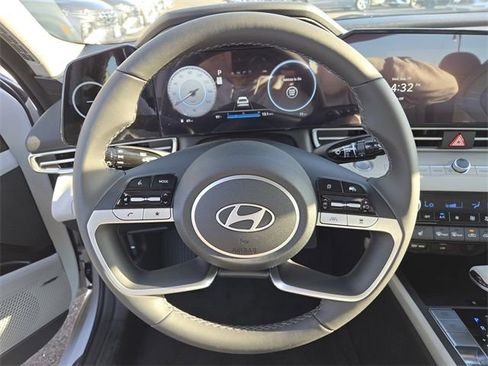 New 2025 Hyundai Elantra Limited image 26