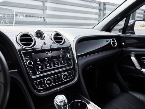Used 2017 Bentley Bentayga AWD/4WD image 60